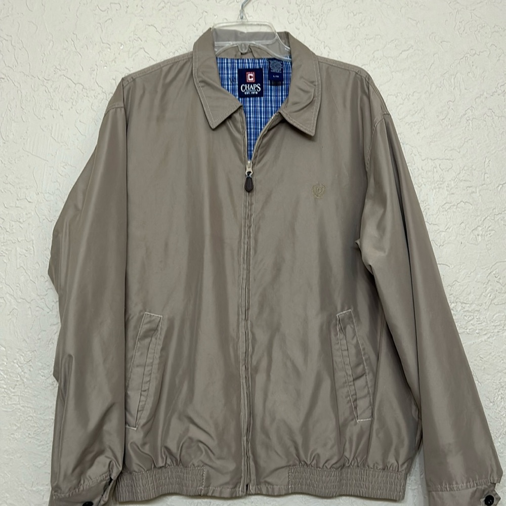 Men’s tan lined Chaps jacket size large. Excellent condition